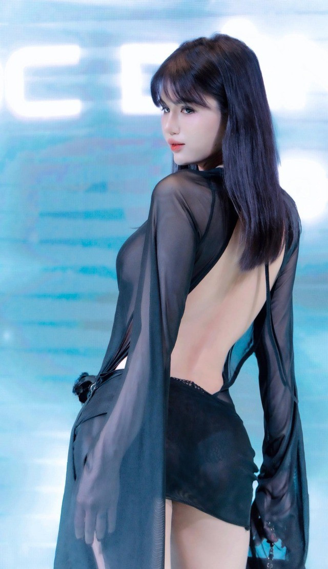 Giữa "rừng" người làm nội dung trên nền tảng TikTok, một nữ TikToker đang thu hút hàng triệu lượt xem vì phát ngôn táo bạo: "Danh xưng Nữ hoàng nội y đã thuộc về Trần Bảo Uyên".