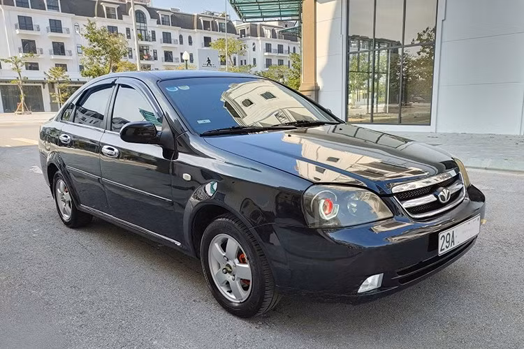 Xe Daewoo Lacetti được đánh giá cao bởi ngoại hình bắt mắt, khả năng vận hành ổn định, giá cả phù hợp với người có tài chính thấp. Tuy nhiên, nhược điểm của mẫu xe này nằm ở thiết kế nội thất đơn giản, thường gặp các vấn đề về điện, hệ thống phun xăng sau thời gian dài sử dụng.