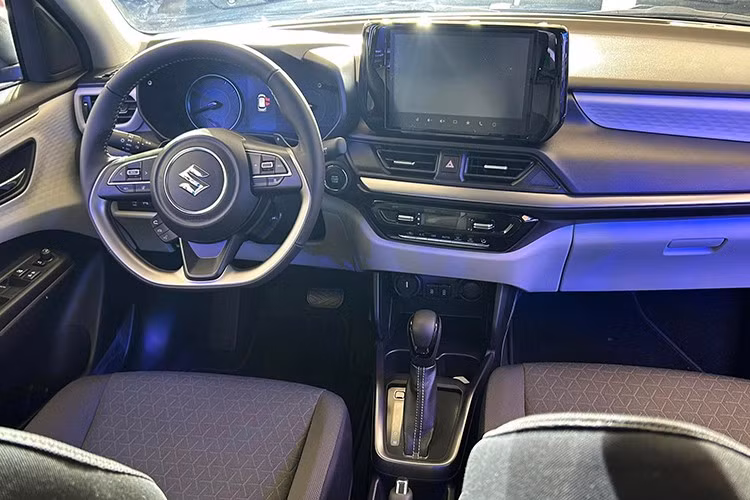 Với chiều dài tổng thể được tăng lên 3.860 mm, Suzuki Swift 2025 sở hữu không gian nội thất rộng rãi và có tỷ lệ tổng thể hài hoà hơn. Tại đây, xe được trang bị bảng điều khiển trung tâm kiểu nổi, viền táp-lô tinh gọn cùng các nút bấm được bố trí hợp lý, giúp người lái dễ dàng thao tác mà không bị xao nhãng khi di chuyển.