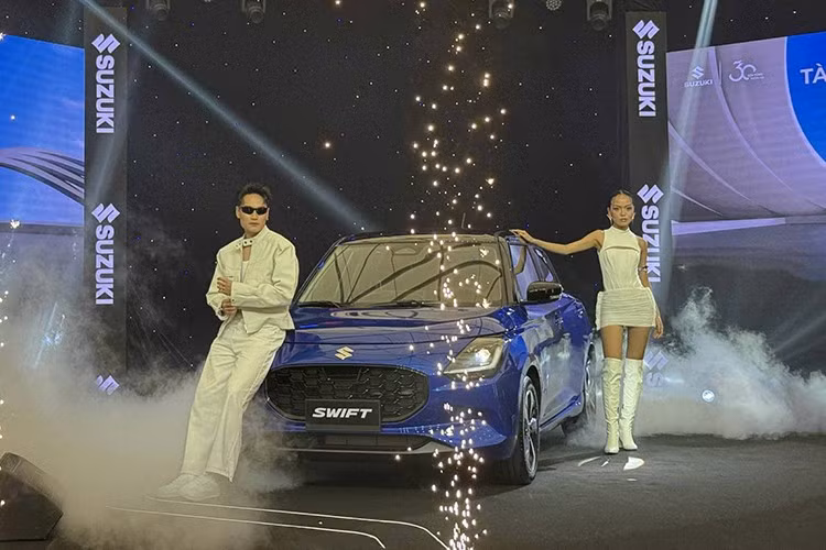 Việt Nam Suzuki mới đây đã chính thức giới thiệu thế hệ mới của dòng xe Swift ở thị trường Việt Nam. Đây là Suzuki Swift thế hệ thứ 4 đã từng ra mắt thị trường Nhật Bản từ năm 2023.