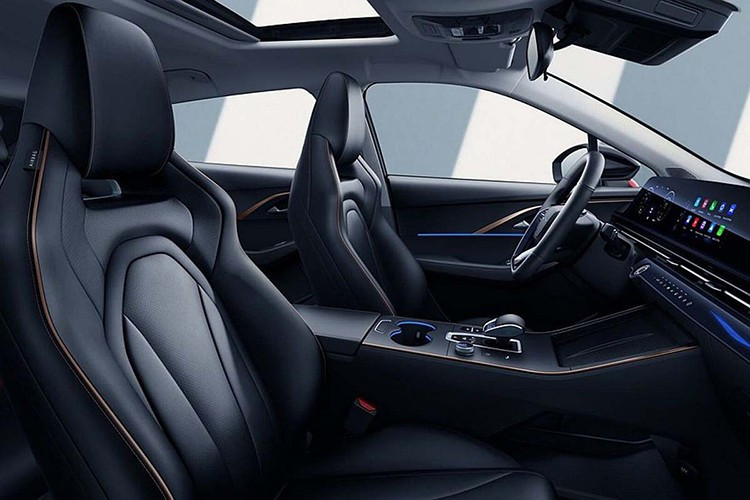 Nằm bên dưới nắp ca-pô của Chery C5 mới là động cơ xăng tăng áp, dung tích 1.5L như cũ, tạo ra công suất tối đa 145 mã lực và mô-men xoắn cực đại 230 Nm. Riêng hộp số đã được nâng cấp lên loại tự động ly hợp kép DCT 6 cấp thay cho hộp số biến thiên vô cấp CVT cũ.