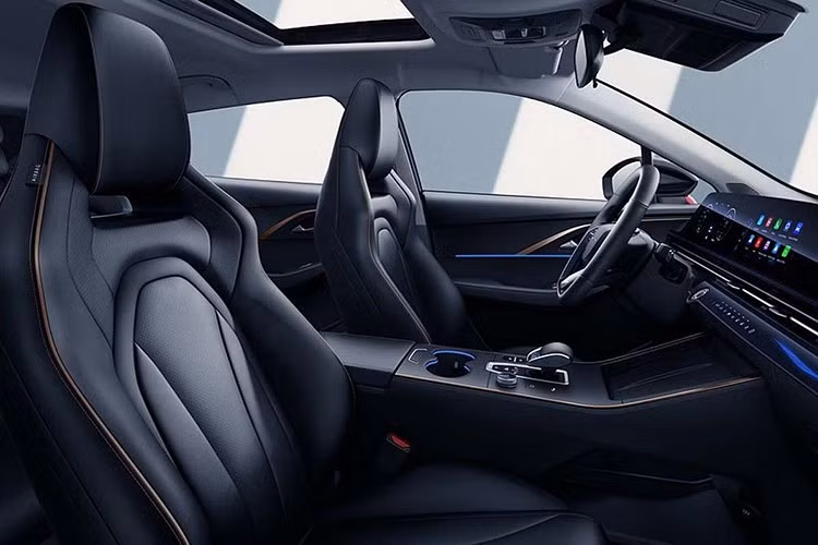 Nằm bên dưới nắp ca-pô của Chery C5 mới là động cơ xăng tăng áp, dung tích 1.5L như cũ, tạo ra công suất tối đa 145 mã lực và mô-men xoắn cực đại 230 Nm. Riêng hộp số đã được nâng cấp lên loại tự động ly hợp kép DCT 6 cấp thay cho hộp số biến thiên vô cấp CVT cũ.