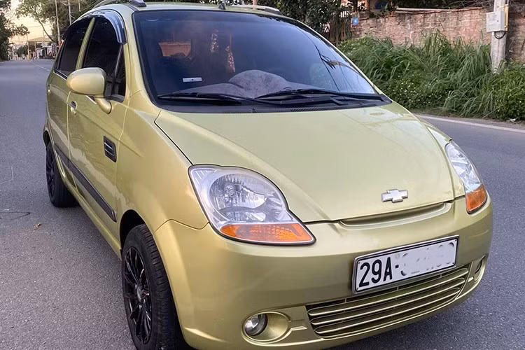 Dù đã ngừng phân phối chính hãng từ lâu nhưng xe Chevrolet Spark Van khiến nhiều người "phải lòng" và không ngại quyết định mua cũ. Ưu điểm của Chevrolet Spark Van chính là ngoại hình nhỏ gọn, phù hợp lưu thông trong nội đô, tiết kiệm nhiên liệu, đáp ứng tốt nhu cầu di chuyển cá nhân hoặc kinh doanh, giao hàng.