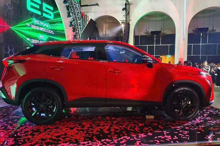 Phiên bản nâng cấp của Omoda C5 tại thị trường Indonesia đã bất ngờ được đổi tên thành Chery C5. Nói cách khác, hãng Chery đã loại bỏ hoàn toàn thương hiệu con Omoda. Chery C5 mới ở Indonesia sở hữu thiết kế giống phiên bản nâng cấp đã ra mắt thị trường Nga từ tháng 9/2024.