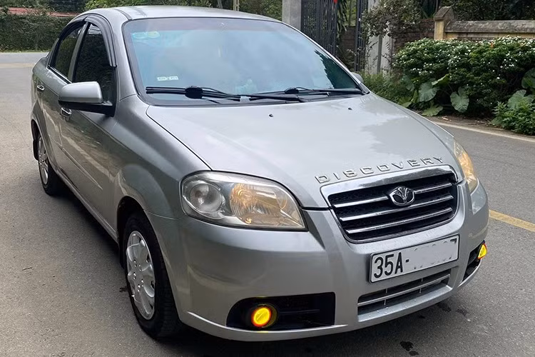 Dòng xe Daewoo Lanos cũng nhận được sự quan tâm lớn trên sàn xe cũ với ưu điểm giá rẻ, mức tiêu hao nhiên liệu thấp (chỉ khoảng 6.5-7 lít/100km). Nhược điểm của xe là độ cách âm kém, tiếng ồn lọt vào khoang xe lớn, thường hay bộc lộ những hỏng vặt liên quan đến động cơ, điển hình là "bệnh" oà ga.