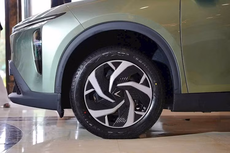 Limo Green sử dụng đèn LED hoàn toàn, gồm cả đèn chiếu sáng, đèn định vị ban ngày và đèn phanh sau. Bộ mâm 18 inch đi kèm lốp 235/55R18 tạo dáng vẻ cứng cáp, hiện đại.