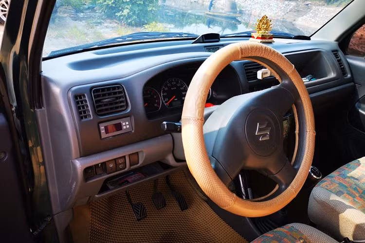 Ưu điểm Suzuki Wagon R+ còn nằm ở không gian nội thất rộng rãi với khoảng trần khá cao. Chi phí sửa chữa, thay thế thấp. Linh kiện dễ tìm. Cấu trúc thân xe ổn định, an toàn cao. Giá xe Suzuki Wagon R khá hợp lý, phù hợp túi tiền đại bộ phận người dùng.