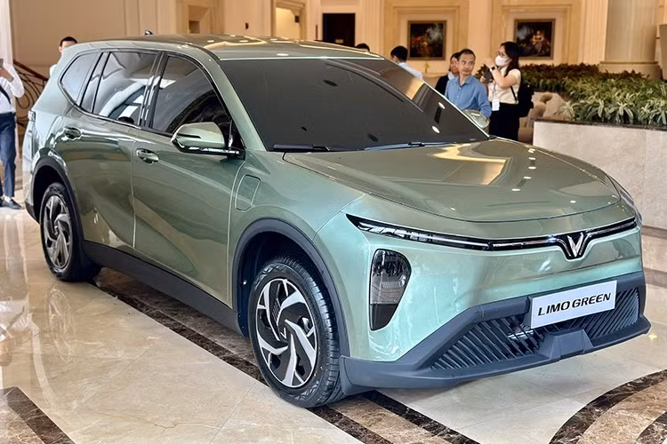 Theo kế hoạch, VinFast sẽ bán ra những chiếc Limo Green đầu tiên vào tháng 8/2025. Đây là một bước đi chiến lược nhằm đón đầu xu hướng xe điện trong phân khúc MPV, vốn chưa có nhiều sản phẩm cạnh tranh ở thời điểm hiện tại.