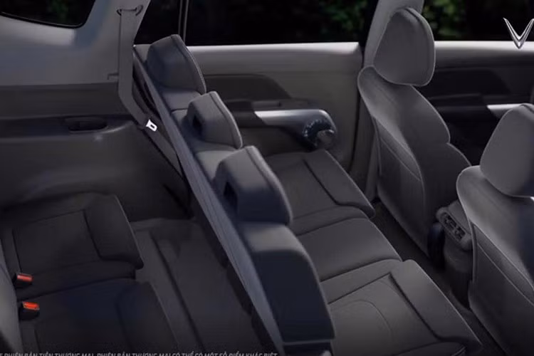 Về an toàn, Limo Green có các tính năng cơ bản như ABS, EBD, cân bằng điện tử, hỗ trợ khởi hành ngang dốc, chống lật, kiểm soát lực kéo, ga tự động và hỗ trợ đỗ xe sau.