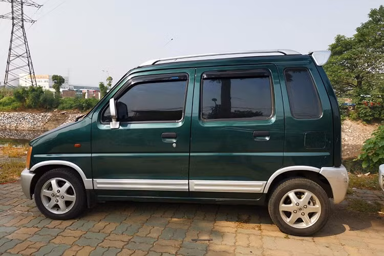 Đổi lại, khách mua Suzuki Wagon R+ giá rẻ sẽ phải thích nghi với một chiếc xe có ngoại hình không quá bắt mắt và khả năng vận hành trên đường trường không làm thoả mãn những ai yêu thích cảm giác lá