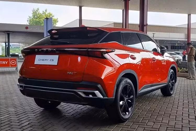 Xe sở hữu có thiết kế mặt trước mới với dải đèn LED định vị ban ngày hình mũi tên sắc sảo giống mẫu ô tô điện Omoda E5. Hai dải đèn này được nối liền với nhau bằng một nẹp màu đen đi kèm tem chữ nổi Omoda dù thương hiệu này đã bị loại bỏ chính thức. Cản trước của Chery C5 2025 được thiết kế lại theo hình chữ X. Trong khi đó, lưới tản nhiệt đính crôm của bản cũ đã được thay bằng các khối hình kim cương, sơn cùng màu thân xe.