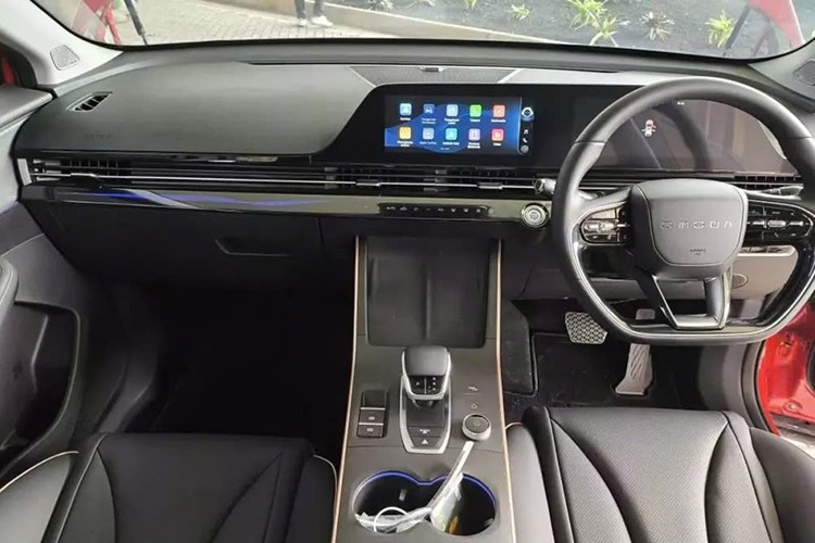 Bên trong xe, Chery C5 vẫn giữ nguyên thiết kế cũ. Hãng Chery chỉ nâng cấp trang bị với bộ lọc không khí PM 0.3 siêu hiệu quả và tính năng kết nối Internet Of Vehicle (IOV). Trong khi đó, gói hỗ trợ lái nâng cao ADAS của Chery C5 2025 có thêm chức năng hỗ trợ lái khi tắc đường và hệ thống tránh va chạm thông minh.