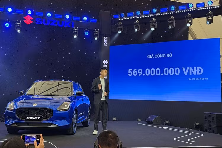 Khác với thế hệ cũ, Suzuki Swift 2025 ở Việt Nam không được nhập khẩu nguyên chiếc từ Thái Lan mà từ Nhật Bản. Điều này không có gì lạ vì nhà máy Suzuki ở Thái Lan chuẩn bị đóng cửa. Xe có giá bán 569 triệu đồng cho phiên bản 1 tông màu và 577 triệu cho phiên bản 2 tông màu. Xe có 5 lựa chọn màu sắc, bao gồm trắng, bạc, đen, xanh - nóc đen và đỏ - nóc đen.