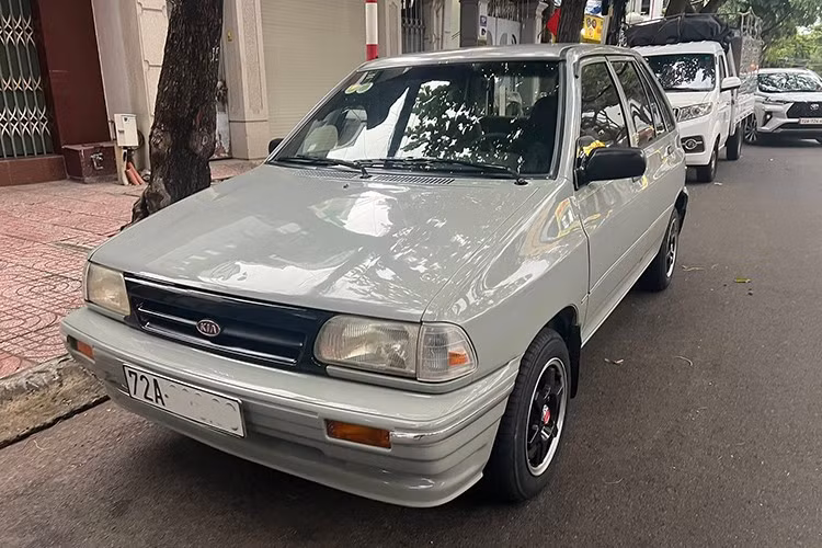 Kia Pride CD5 là một trong những mẫu xe cũ được tìm kiếm khá nhiều nhờ những ưu điểm vượt trội như giá rẻ, động cơ hoạt động bền bỉ, tiết kiệm nhiên liệu, điều hoà hoạt động hiệu quả, chi phí bảo dưỡng thấp. Thiết kế cổ điển cũng là một điểm cộng đối với những người thích phong cách hoài cổ.