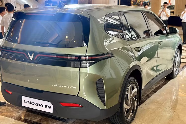 VinFast công bố giá bán 749 triệu đồng đã bao gồm pin – cao hơn so với các đối thủ sử dụng động cơ đốt trong như Xpander (560–658 triệu), Veloz Cross (638–660 triệu) hay XL7 (600 triệu). Tuy nhiên, mức giá này được đánh giá là hợp lý nếu xét đến trang bị động cơ điện mạnh mẽ và thiết kế rộng rãi vượt trội.