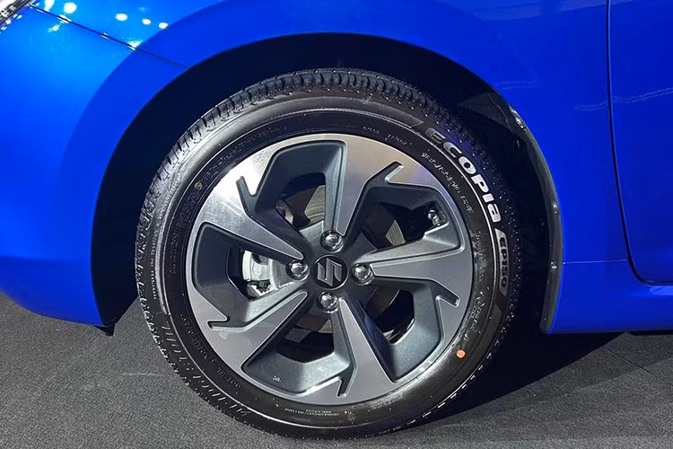 Xe sở hữu kích thước tổng thể lần lượt là 3.860 x 1.735 x 1.495 (mm), chiều dài cơ sở đạt 2.450mm. So với thế hệ trước, khoảng sáng gầm xe giảm xuống còn 115mm giúp bám đường tốt hơn. Mâm xe kích thước 16 inch.