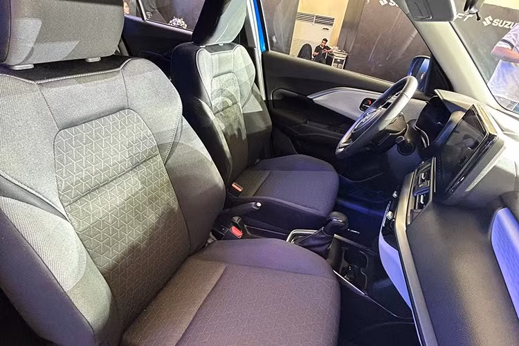 Ở thế hệ mới, mẫu xe hatchback hạng B này dùng màn hình cảm ứng trung tâm HD 9 inch, hỗ trợ kết nối Apple CarPlay không dây, Android Auto có dây, Bluetooth và cổng USB/Wi-Fi. Bên cạnh đó là những trang bị tiện ích khác như các ngăn chứa đồ rải rác bên trong xe, khay để ly riêng cho từng vị trí ghế ngồi, hệ thống điều hoà tự động với bảng điều khiển kỹ thuật số, dàn âm thanh 6 loa và cổng sạc USB Type-A/Type-C.