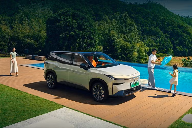 Khi mua mẫu xe điện Toyota bZ3X tại Ethiopia, người dùng có thể chọn một trong bảy màu sơn ngoại thất gồm: Sky White, Pure Snow White, Distant Mountain Gray, Bright Moon Silver, Vast Black, Sky Pink và Cyber Gold. Xe được trang bị mâm kích thước 18 hoặc 19 inch.