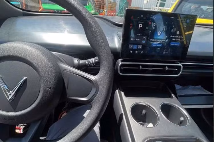 Limo Green trang bị động cơ điện công suất lên tới 201 mã lực, mô-men xoắn cực đại 280Nm, dẫn động cầu trước. Thông số này gần như gấp đôi so với các đối thủ sử dụng động cơ xăng: Xpander (102 mã lực), Veloz Cross (105 mã lực) và XL7 (103 mã lực). Đây là yếu tố quan trọng giúp xe vận hành mạnh mẽ, êm ái hơn, đặc biệt trong điều kiện chở đủ tải.