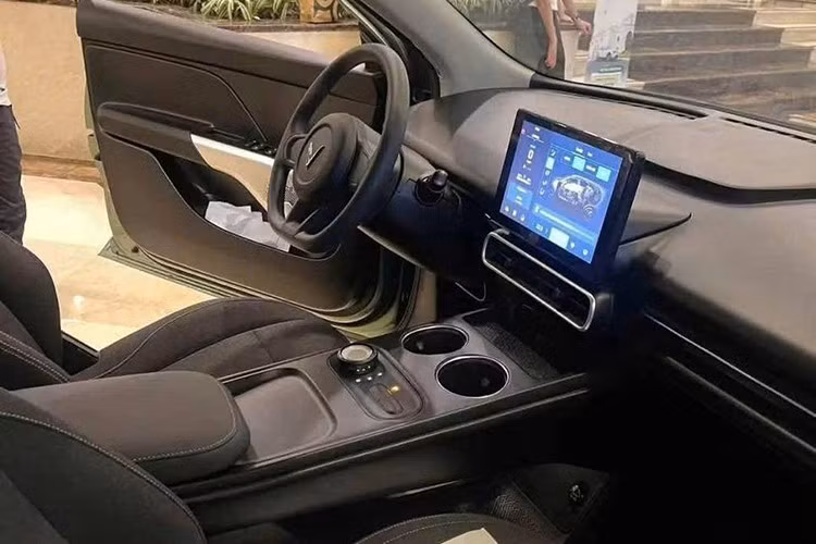 Khoang cabin của xe mang phong cách đơn giản, thực dụng. Các trang bị nổi bật gồm: màn hình trung tâm 10,1 inch, vô lăng tương tự VF e34, điều hòa tự động 1 vùng có cửa gió cho cả 3 hàng ghế, phanh tay điện tử và cụm chuyển số dạng nút xoay. Ghế ngồi bọc nỉ, ghế lái chỉnh cơ 6 hướng và cốp mở tay.