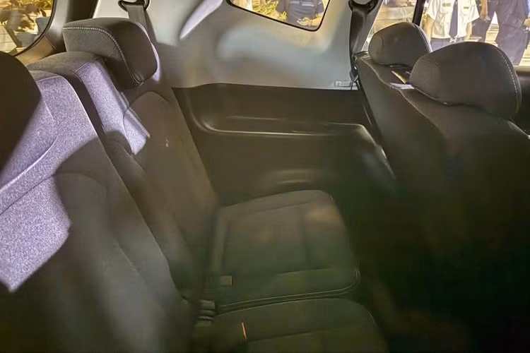 Bộ pin của xe cho phép di chuyển tối đa 450 km sau một lần sạc đầy, đáp ứng tốt nhu cầu đi lại hàng ngày và liên tỉnh. Xe cũng hỗ trợ sạc nhanh 80kW, chỉ cần 30 phút để sạc từ 10–70% dung lượng.