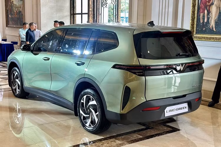 Đây là nhóm xe được ưa chuộng nhất nhì thị trường nhờ khả năng chuyên chở linh hoạt, thiết kế thực dụng và giá bán hợp lý. Ngay từ khi xuất hiện, Limo Green đã thu hút sự chú ý nhờ sở hữu thiết kế 7 chỗ ngồi, phù hợp với nhu cầu gia đình và dịch vụ vận chuyển.