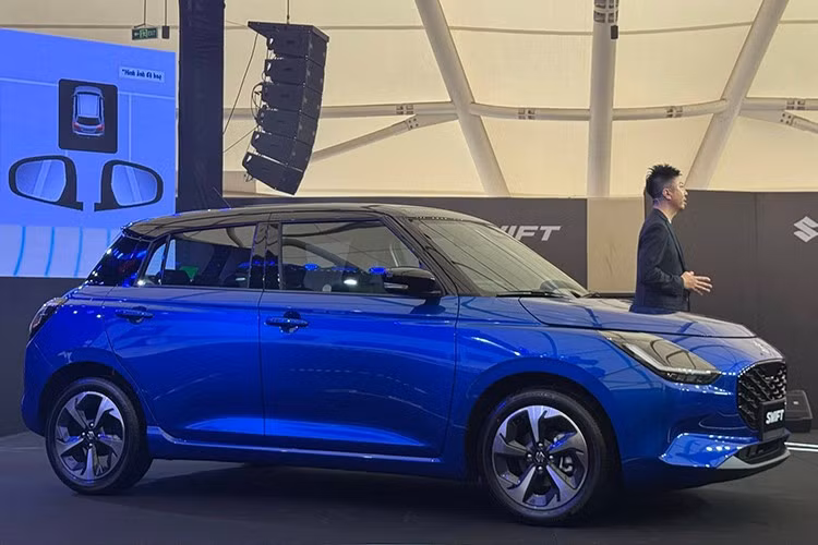 Đúng như những hình ảnh đã lộ diện trước đó, Suzuki Swift 2025 tại Việt Nam sở hữu diện mạo mới giống xe đang bán ở những thị trường như Nhật Bản, Ấn Độ và châu Âu. So với thế hệ cũ, thiết kế ngoại thất của mẫu xe này trên thực tế chỉ được thay đổi theo hướng cải tiến thay vì lột xác hoàn toàn.