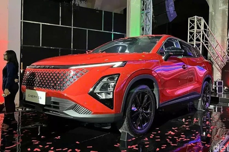 Khu vực phía sau xe không có gì thay đổi và vẫn giữ tem chữ nổi Omoda như phía trước. Thay vào đó, hãng Chery chỉ làm mới thiết kế mâm xe. Bản tiêu chuẩn của mẫu SUV cỡ B này dùng mâm 17 inch trong khi bản cao cấp nhất được trang bị loại 18 inch. Cửa sổ trời toàn cảnh Panorama cũng chỉ dành cho bản cao cấp nhất. Ngoài ra, các chi tiết màu đỏ quanh xe và trên vành la-zăng đã bị loại bỏ.