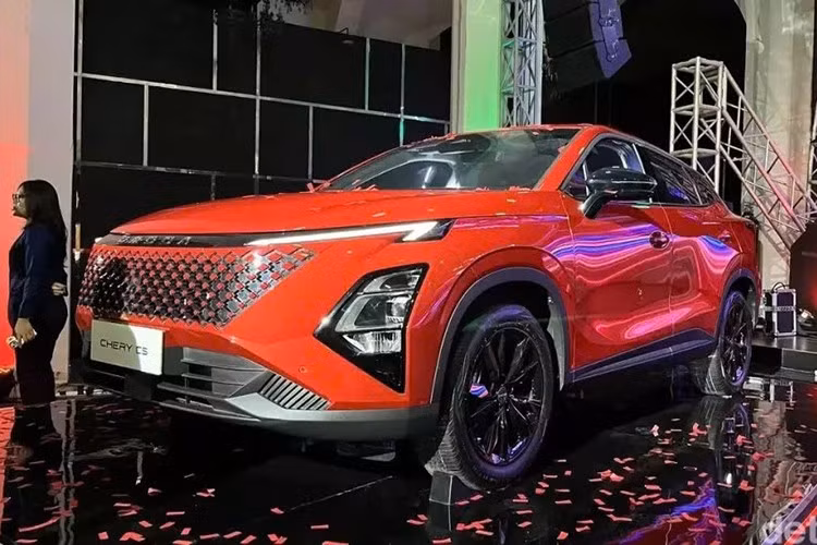 Khu vực phía sau xe không có gì thay đổi và vẫn giữ tem chữ nổi Omoda như phía trước. Thay vào đó, hãng Chery chỉ làm mới thiết kế mâm xe. Bản tiêu chuẩn của mẫu SUV cỡ B này dùng mâm 17 inch trong khi bản cao cấp nhất được trang bị loại 18 inch. Cửa sổ trời toàn cảnh Panorama cũng chỉ dành cho bản cao cấp nhất. Ngoài ra, các chi tiết màu đỏ quanh xe và trên vành la-zăng đã bị loại bỏ.