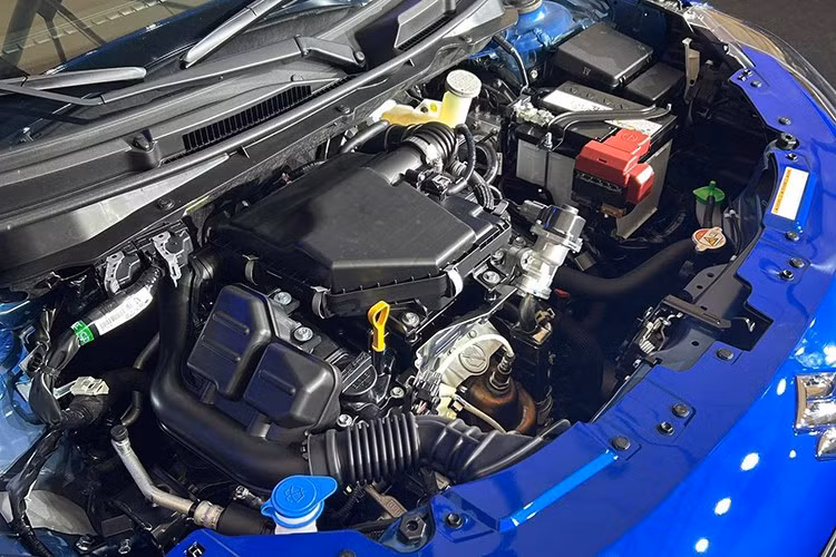 Không chỉ an toàn hơn, Suzuki Swift 2025 ở Việt Nam còn được bổ sung động cơ mild hybrid mới. "Trái tim" của mẫu xe này là hệ thống SHVS 12V Mild Hybrid và hộp số CVT giúp tiết kiệm nhiên liệu hơn. Theo hãng Suzuki, Swift mới đạt mức tiêu thụ nhiên liệu ấn tượng, chỉ 4,26 lít/100 km trên đường hỗn hợp, cải thiện 18% so với mức 5,19 lít/100 km của thế hệ trước.