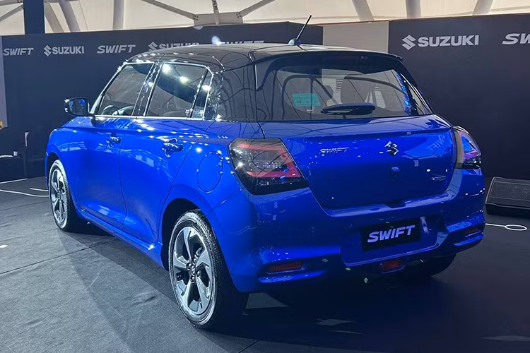Xe được bổ sung lưới tản nhiệt mới sơn màu đen bóng, cụm đèn pha và đèn hậu LED hình chữ L đặc trưng liền mạch với thân xe. Những đường gân dập nổi chạy dọc thân xe, kết hợp cùng hốc bánh mở rộng và thiết kế mui xe nổi không chỉ tăng dáng vẻ hiện đại mà còn cải thiện tính khí động lực học cho Swift mới.