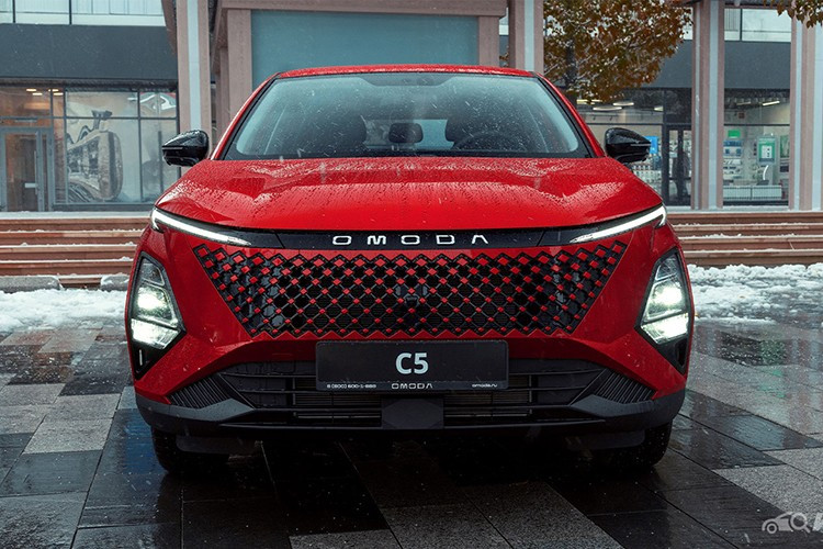 Ở một số thị trường khác, mẫu SUV cỡ B này còn có tùy chọn động cơ tăng áp, dung tích 1.6L mạnh 197 mã lực, kết hợp cùng hộp số tự động ly hợp kép DCT 7 cấp. Thay đổi còn lại của Chery C5 2025 ở thị trường Indonesia là hệ thống treo. Theo đó, hệ thống treo sau được nâng cấp từ loại dầm xoắn sang đa liên kết, cho khả năng vận hành êm ái hơn.