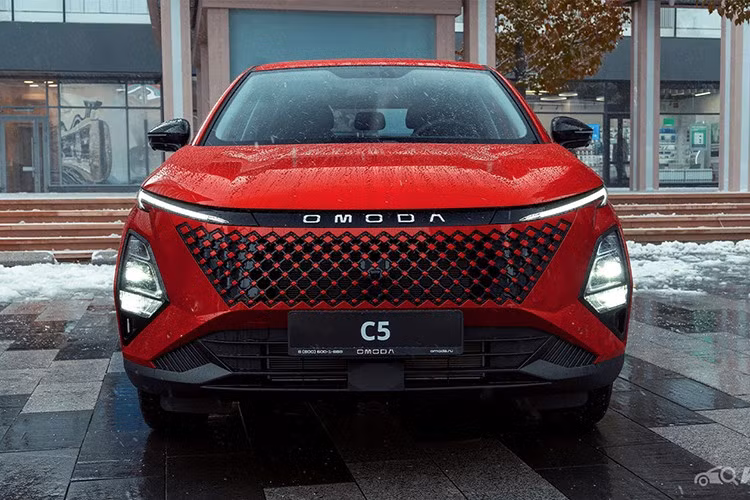 Ở một số thị trường khác, mẫu SUV cỡ B này còn có tùy chọn động cơ tăng áp, dung tích 1.6L mạnh 197 mã lực, kết hợp cùng hộp số tự động ly hợp kép DCT 7 cấp. Thay đổi còn lại của Chery C5 2025 ở thị trường Indonesia là hệ thống treo. Theo đó, hệ thống treo sau được nâng cấp từ loại dầm xoắn sang đa liên kết, cho khả năng vận hành êm ái hơn.