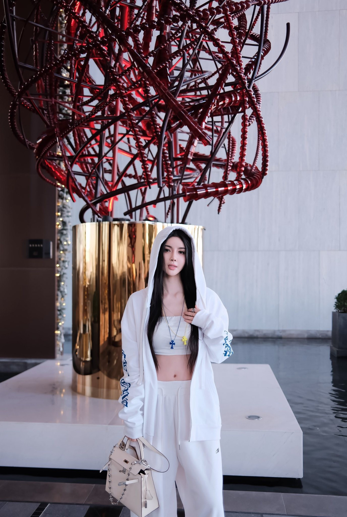 Khánh Ly khéo léo phối hợp những chiếc áo croptop khoét sâu hiểm hóc cùng túi xách tiền tỷ, tạo nên một tổng thể vừa khiêu khích, vừa sang trọng. Cách cô tận dụng ánh nắng vàng của Dubai để làm bật lên vóc dáng rực lửa trong những trang phục lụa là mỏng manh đã trở thành thương hiệu riêng, khiến mỗi bài đăng đều thu về hàng chục nghìn lượt tương tác.