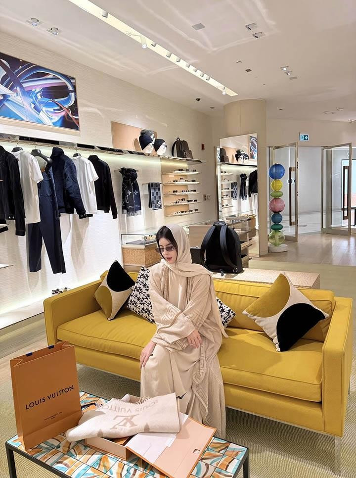 Theo giới thiệu trên trang cá nhân, Khánh Ly định cư tại Dubai - vương quốc của sự xa xỉ, phong cách thời trang của cô cũng mang đậm hơi thở thượng lưu.