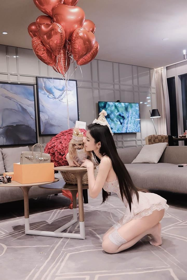 Đặc biệt, Khánh Ly còn được biết đến là một "tay chơi" hàng hiệu thứ thiệt. Sự quyến rũ của cô còn được nâng tầm bởi những món phụ kiện đắt đỏ từ các thương hiệu lừng danh như LV.