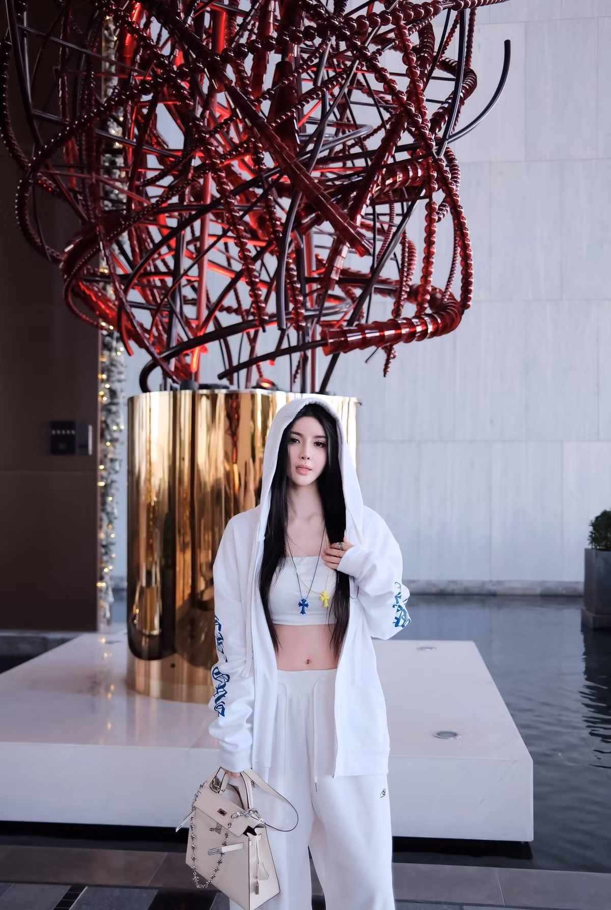 Khánh Ly khéo léo phối hợp những chiếc áo croptop khoét sâu hiểm hóc cùng túi xách tiền tỷ, tạo nên một tổng thể vừa khiêu khích, vừa sang trọng. Cách cô tận dụng ánh nắng vàng của Dubai để làm bật lên vóc dáng rực lửa trong những trang phục lụa là mỏng manh đã trở thành thương hiệu riêng, khiến mỗi bài đăng đều thu về hàng chục nghìn lượt tương tác.