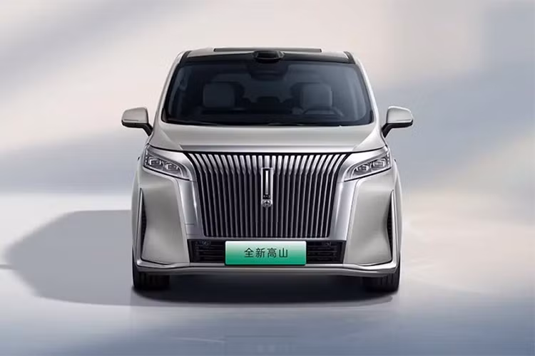 Gaoshan 7 có kích thước dài 5.050mm, rộng 1.960mm và cao 1.900mm, chiều dài cơ sở 3.085mm. Chiếc MPV này được trang bị cửa trượt điện và thiết kế mui xe dạng nổi với các cột tối màu tiệp với kính.