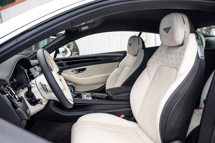 Điểm nhấn chính trên chiếc Bentley Continental GT nằm ở cụm đèn pha với công nghệ LED Matrix đi kèm hiệu ứng pha lê bắt mắt. Nếu xảy ra va chạm và cụm đèn này bị hư hỏng, chủ xe phải bỏ ra số tiền không dưới 3.400 Euro để thay mới toàn bộ (tương đương 120 triệu đồng).