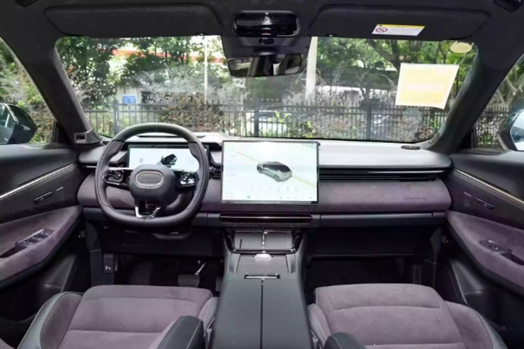 Khoang nội thất của xe được thiết kế theo hướng tối giản hiện đại, tập trung vào trải nghiệm người dùng. Xe sở hữu màn hình trung tâm 15,4 inch, bảng đồng hồ kỹ thuật số 12,3 inch, màn hình hiển thị trên kính lái (HUD), hệ thống âm thanh Harman Kardon 23 loa, cửa sổ trời toàn cảnh, sạc không dây, cùng ghế trước có sưởi, làm mát và massage.