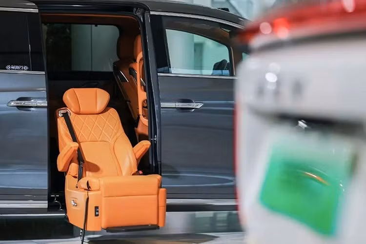 Các tính năng cao cấp bổ sung bao gồm màn hình giải trí gắn trên trần xe dành cho hành khách phía sau, tủ lạnh nóng lạnh, bàn gấp, sạc điện thoại không dây và bộ chọn số điện tử.