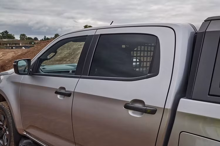 Dù sử dụng kiểu thân xe cabin đôi, khoang nội thất của D-Max V-Cross Commercial chỉ có hai chỗ ngồi. Hàng ghế sau đã được loại bỏ để nhường chỗ cho khoang chứa đồ kín, an toàn.