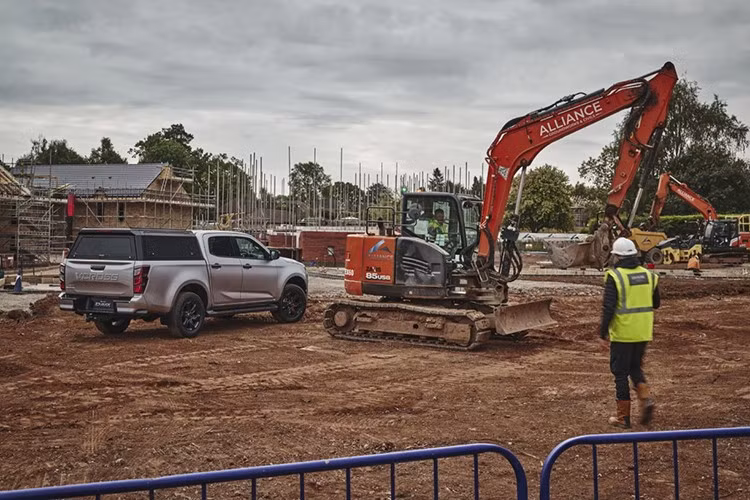 Các cửa kính phía sau được dán tối màu, ghế ngồi được bọc bảo vệ, đảm bảo tính bền bỉ trong môi trường làm việc khắc nghiệt. Isuzu khẳng định thiết kế này là vĩnh viễn, giúp mẫu xe được đăng ký đúng hạng mục xe thương mại tại Anh.