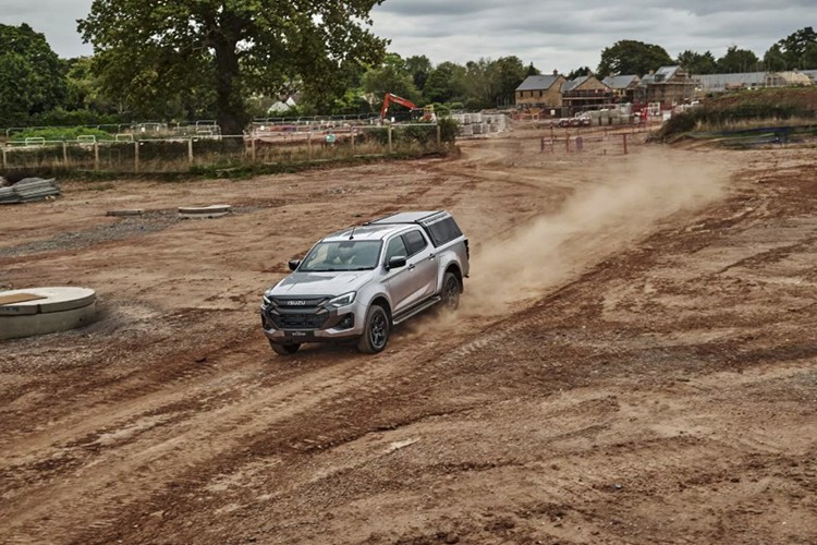 Tại thị trường Anh quốc, mẫu xe bán tải Isuzu D-Max V-Cross Commercial có giá khởi điểm từ 41.995 bảng Anh (tương đương 56.500 USD), trong khi bản tiêu chuẩn có giá từ 27.755 bảng Anh (37.300 USD).