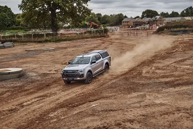 Tại thị trường Anh quốc, mẫu xe bán tải Isuzu D-Max V-Cross Commercial có giá khởi điểm từ 41.995 bảng Anh (tương đương 56.500 USD), trong khi bản tiêu chuẩn có giá từ 27.755 bảng Anh (37.300 USD).