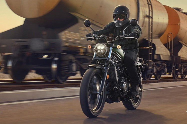 Phiên bản mới đã được nâng cấp để cải thiện sự thoải mái cho người lái, tư thế ngồi và phong cách thị giác, giúp xe linh hoạt hơn trong các tình huống di chuyển hàng ngày cũng như những chuyến phiêu lưu off-road nhẹ.