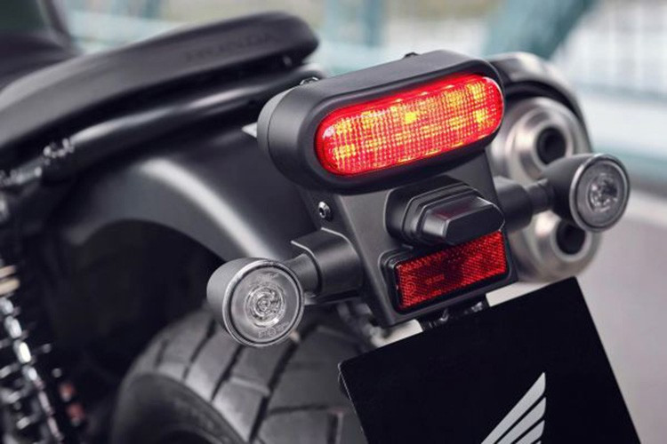 Về hệ thống phanh, Honda CL Street 2025 trang bị phanh đĩa trước đường kính 310 mm với kẹp phanh 2 piston và đĩa sau đường kính 240 mm với kẹp phanh 1 piston. Cả hai bánh xe đều được hỗ trợ công nghệ chống bó cứng phanh (ABS) và bộ ly hợp chống trượt.