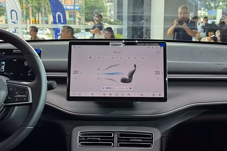 Tiện ích trên xe còn bao gồm sạc không dây 15W, hệ thống lọc bụi mịn PM2.5, cùng camera 360 độ nhìn xuyên gầm – một tính năng hiếm hoi trong phân khúc.