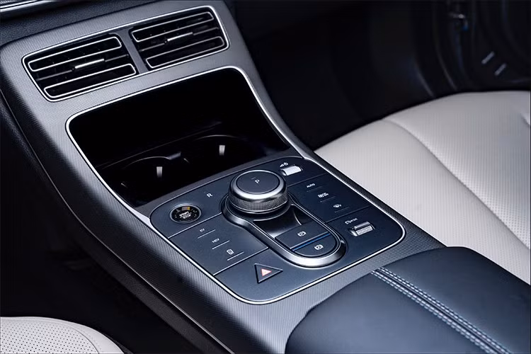 Về khả năng di chuyển, BYD SEAL 5 có thể vận hành như một mẫu xe thuần điện với phạm vi 120 km. Khi kết hợp cả hai nguồn năng lượng xăng và điện, xe đạt tầm di chuyển lên tới 1.200 km, dài nhất trong phân khúc, mở rộng sự tự tin cho các chuyến đi xa.