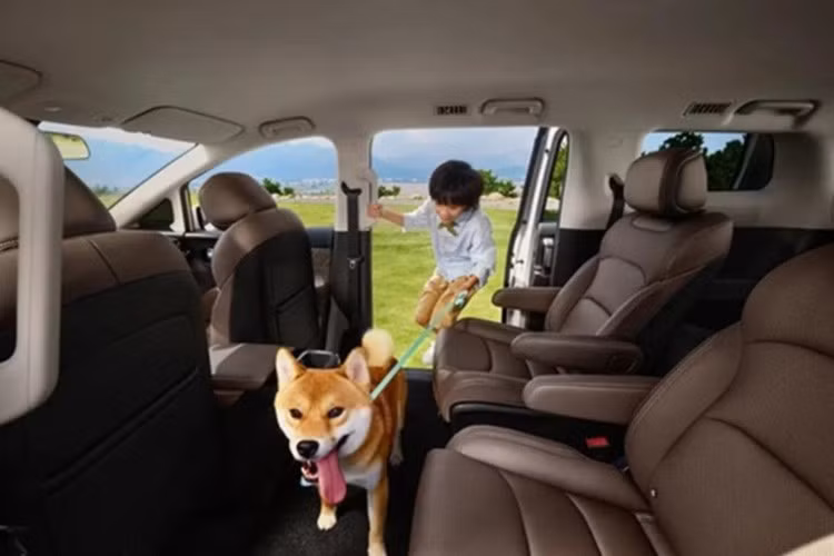 Xingguang 730 vẫn được trang bị nhiều tính năng thực dụng như: điều hòa tự động, cửa gió hàng ghế sau, hệ thống kiểm soát hành trình, cảm biến đỗ xe, camera lùi. Những trang bị này giúp mẫu MPV của Wuling tạo lợi thế cạnh tranh rõ rệt khi đặt cạnh các đối thủ cùng tầm giá trong nước.